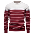 Detailaufnahme der Textur des gestreiften Strickpullovers in Weiß und Weinrot für Herren - S / Gebrochenes Weiß