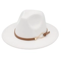 Détail du chapeau en feutre blanc avec sangle en cuir marron et boucle dorée élégante - Blanc