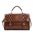 Bolso bandolera vintage marrón oscuro con tachuelas doradas y anillas en polipiel - Bolso de hombro decorado con remaches / Marrón
