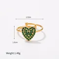 Dettaglio dell'anello a cuore in oro 18K con zirconi verdi e misure di taglia - Anello d'Oro