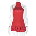 Mouwloze rode mini-jurk met hoge nek en gelaagde geplooide zoom op een onzichtbare mannequin - S / Rood