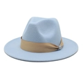 Detail eines hellblauen Fedora-Hutes mit beige Satinschleife und Kristall-Schnallen-Deko - Himmelblau