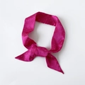 Detailansicht eines fuchsiafarbenen Satin-Halstuchs mit silbernen Strasssteinen und Schleife - Rosenrot