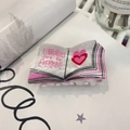 Kreative Haarklammer in Buchform aus Acryl mit Libraries Are For Everyone Aufdruck - Herz Buch Haarklammer (ca. 4,5 cm)