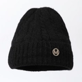 Klassische schwarze Strickmütze mit goldenem M-Strass-Emblem für Winterwärme - Einheitsgröße / Schwarz (Rundes M)