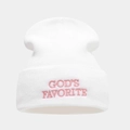 Dettaglio del berretto in maglia bianca con ricamo rosa 'GOD'S FAVORITE' e trama - Bianco