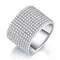 Makroaufnahme der mehrreihigen Moissanit-Fassung auf dem breiten S925 Sterlingsilber Ring - US 7 / Mehrreihiger Pave-Breitband-Stil (R13845) mit GRA-Zertifikat / Silber