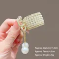 Détail d'une pince à cheveux lotus dorée avec perles, strass et pompon, 4,5 cm de diamètre - M19 Perle Artificielle Strass Double Perle Artificielle
