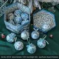 Set de 14 bolas de Navidad con escenas de bosque invernal en caja de regalo hexagonal - Casa de Nieve Azul