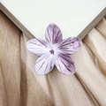 Pince à cheveux orchidée violette élégante en acétate sur tissu de soie dorée - Rouge Brun