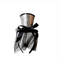 Dettaglio mini cappello con paillettes argento e velo in rete nera per feste - Taglia unica / Fiocco Argento con Rete