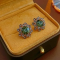 Vintage Blumen-Ohrstecker mit smaragdgrünem Stein in einer luxuriösen Schmuckschatulle - Silbernadel - Vintage Grüne Ohrringe
