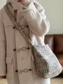 Borsa a tracolla in maglia colorata con motivi intrecciati indossata su cappotto beige - Borsa a Tracolla Grande