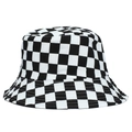 Gros plan détaillé du motif en damier noir et blanc sur un chapeau de soleil en toile - Taille unique / Noir
