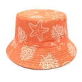 Détail d'un chapeau bob orange avec des motifs d'étoiles de mer et de coraux blancs - M (56-58cm) / Orange