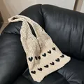 Bolso shopper de punto en blanco crema con patrones de corazones negros y asa ancha - Caqui con corazón negro - dos filas