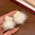 Boucles d'oreilles cœur en peluche blanche avec maille d'hiver et texture de fourrure - Boule de Poils Cœur Tricotée Blanche (7042)