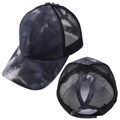 Detalle del diseño tie-dye, malla transpirable y abertura para coleta en la gorra de béisbol - Ajustable / Tie-Dye Negro (Gorra con Cola de Caballo)