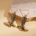 Vue détaillée des boucles d'oreilles bottes de cowboy dorées avec gravures florales - Crochets de boucles d'oreilles / Doré