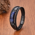 Vue détaillée du bracelet multicouche en cuir avec pierre bleue et fermoir magnétique - 19cm / Décor de Pierre Sodalite Bleue