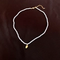 Collier de perles avec pendentif goutte d'or poli sur un tissu texturé sombre élégant - Blanc Mangue (74# Collier-3mm)
