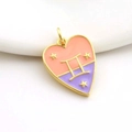 Detalle del colgante corazón Géminis bañado en oro 18K con esmalte rosa y violeta en porcelana - Estilo Géminis (07)