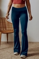 Detail einer ausgestellten dunkelblaugrünen Yoga-Hose mit hohem Bund im Wohnbereich - Dunkelblau