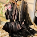 Ensemble de pyjama 3 pièces en satin noir et dentelle avec caraco, short et peignoir - S / Noir