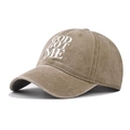 Primer plano detallado del algodón lavado caqui y el texto God Got Me en la gorra - Ajustable / Caqui