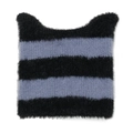 Nahaufnahme der flauschigen blau-schwarz gestreiften Strickmütze mit Katzenohren und Plüsch - Schwarz und Grau