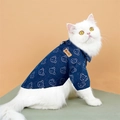 Détail de la chemise en jean bleue pour animaux avec motifs ours et étiquette en cuir - XS / Chemise en jean ours bleu foncé