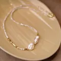 Collier élégant en perles baroques blanches avec intercalaires dorés sur plateau - Collier de perles blanches irrégulières baroques