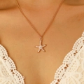 Dettaglio della collana con ciondolo a stella marina bianca con bordi dorati e trama - Collana con Pendente Stella Marina Texturizzata Color Oro Bianco