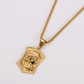 Detalle macro del relieve de Medusa en el colgante de escudo cuadrado dorado del collar - Con cadena 3mm*60cm / Oro de 18K