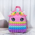 Zaino pop-it unicorno con pannello in silicone arcobaleno su sfondo in marmo bianco - Rosa