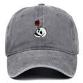 Détail de la broderie crâne et rose rouge sur casquette de baseball grise délavée - Gris