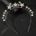 Dettaglio macro del cerchietto a stella argento con strass scintillanti e perle delicate - Argento
