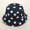 Détail d'un chapeau bob en toile de coton noir avec imprimé marguerites et surpiqûres - M (56-58cm) / Noir