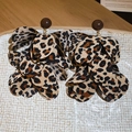 Detail von Leopardenmuster Chiffon-Blütenohrringen mit braunem Perlenstecker auf Tablett - Dunkelbraun