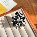 Eleganter Gänseblümchen Haarklammer in Marmor Schwarz-Weiß mit bunten Strasssteinen - 3,8CM / Kuhmuster