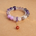 Detail eines bunten Kristall-Perlenarmbands mit rotem Anhänger auf Acrylständer - 7# Amethyst Achat Anhänger Armband (Exquisite Geschenkbox)