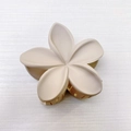 Elegante pinza de pelo de flor de plumeria beige con acabado mate y diseño chic - Pinza Para Flor De Frangipani Esmerilada De Color Caqui Claro [aprox. 8 X 7 X 43 Cm]