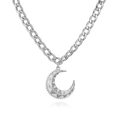 Dettaglio della collana a catena d'argento con pendente a mezzaluna e piccoli cristalli - Collana luna in smalto bianco argenteo
