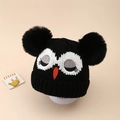 Détail du bonnet tricoté pour bébé avec motif hibou et deux grands pompons moelleux - 2-5 Ans / Noir