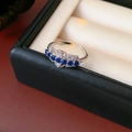 Detalle macro del anillo abierto de plata con circonitas azul oscuro y cristales blancos - Anillo abierto / Plata-Azul Encaje