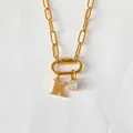 Collana a graffetta in acciaio inossidabile placcata oro 14K con lettera K e zircone - Lettera K