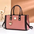 Borsa tote bicolore rosa e marrone con manici eleganti e ciondolo a cigno - Rosa Polvere