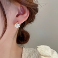 Détail des boucles d'oreilles camélia blanc à la française avec perle et anneaux dorés - Créole Perle Camélia Blanc