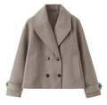 Détail d'un manteau court croisé taupe avec larges revers et texture de laine - XS / Kaki