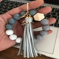 Llavero de pulsera con cuentas de silicona, borla de cuero gris y cuentas de mármol en mano - Gris